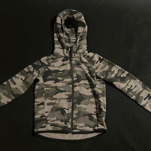 Gray based army fatigued  hooded too size 4-5 toddler Gap Fit 🔥